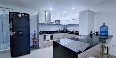 Apartamento con acabados modernos distribuido en sala comedor,balcon estacioso, cocina integral abierta con barra americana, baño social sin ducha, patio con zona de ropas, 3 habitaciones cada una con baño privado, en la habitación principal tiene estudio, parqueadero cubierto para unbehiculo. Edificio cuenta con ascensor, video portero y conserje medio tiempo, circuito cerrado de camaras de vigilancia, cuenta con facil acceso a vias principales,  transporte publico cercano, supermercados, restaurantes, droguerias, un lugar tranquilo y muy recidencial, Laureles Los Almendros - El Nogal, 
