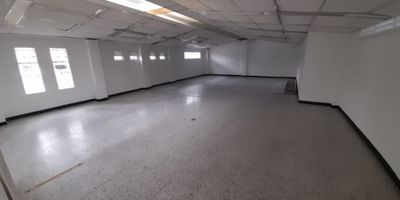 Amplia oficina de 240 m² ubicada en segundo piso, con una distribución ideal para empresas que buscan comodidad y funcionalidad. Dispone de 9 espacios de trabajo independientes, 3 baños, pisos en baldosa y luz trifásica que facilita el uso de equipos de alto consumo. Gracias a su estratégica ubicación, cerca de Transmilenio, del teatro La Castellana, bancos, supermercados y vías principales, ofrece excelente accesibilidad para clientes y colaboradores. Una oportunidad perfecta para establecer tu empresa en una zona de alta proyección y conectividad.