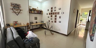 Venta de apartamento en excelente conjunto residencial al oeste de la ciudad. Ubicado en piso 5, cuenta con 53 m2, sala, comedor, cocina integral, balcón, 2 baños, 1 habitación y 1 parqueadero. Su ubicación estratégica está cerca de vías principales, centros comerciales, tiendas y clínicas