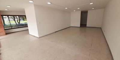 Excelente local comercial de 52 m² con espacio abierto, un baño y pisos en baldosa. Goza de vista exterior y está ubicado sobre vía principal, lo que le brinda gran visibilidad y fácil acceso. Su estratégica localización, cerca de zonas comerciales y estaciones de TransMilenio, lo convierte en una excelente oportunidad para diferentes tipos de negocios.