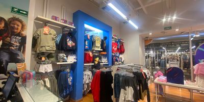 Local en arriendo en centro comercial, cuenta con una ubicación muy estratégica en vía principal, cerca a estación del metro, rutas de transporte público y conexión a múltiples servicios complementarios del sector como tiendas, almacenes de cadena, supermercados, entorno altamente comercial.  Cuenta con piso en madera, 1 espacio, cableado de red, techo cielo raso, aire acondicionado central. Conjunto cerrado con ascensor, vigilancia y portería 24 horas, bahía de parqueo, auditorio, baños comunales y planta eléctrica.  inmuebles sujetos a verificacion de disponibilidad
