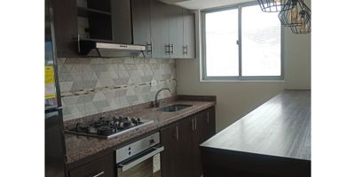 Arriendo apartamento barrio san Carlos zipaquira piso 3

consta de: 



 2 habitaciones con closets 
 habitacion principal con baño privado 
 baño auxiliar
 sala comedor 
 cocina tipo Americano 
 Patio de ropas 


