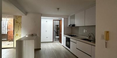 Se arrienda casa de 190 mts en Mosquera, Conjunto Residencial Panorama del campo. Primer piso: Sala con chimenea, comedor, cocina integral concepto abierto, cuarto de san alejo, patio, habitacion y bano. Segundo piso: Dos habitaciones, una con bano privado y vestier, y bano social. Tercer piso: Sala de estar, deposito, una habitacion, bano social y terraza. Conjunto dispone de: 2 parques infantiles, BBQ, Club House, 3 salones sociales, cancha de golfito, canca de tenis y microfutbol.