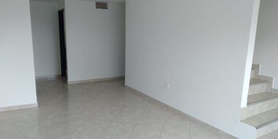 Arriendo segundo piso duplex, area 80 mts
Salon comedor, Cocina integral gas por red, patio
2 alcobas con closet, balcon, 2 baños, piso ceramica, terraza, estrato 3.