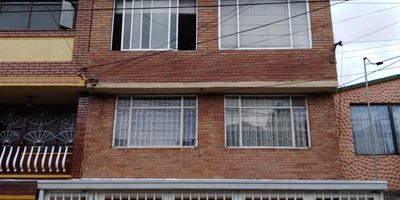 
Se vende casa rentable en Bonanza! Excelente oportunidad de inversion con 3 plantas, doble frente, terraza con domo y antejardin. Lote de 6m de frente x 20m de fondo.

Primer piso independiente: 3 habitaciones, sala comedor, 2 cocinas, bano y patio.

Segundo piso: 2 apartamentos independientes, cada uno con 2 habitaciones, cocina, bano y espacio para sala o comedor.

Tercer piso: 3 habitaciones, 2 banos, sala comedor, cocina, estudio y chimenea.

Terraza: bano, zona de ropas y zona BBQ.

Cuenta con 2 parqueaderos.
Ubicada cerca de la Calle 80, Av. Boyaca, Calle 72, Av. 68, Av. Rojas, y centros comerciales como Exito 80, Titan Plaza, Metropolis, Jumbo, Makro y Homecenter. Ideal para vivir o generar ingresos!