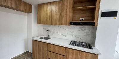 Apartamento en unidad residencial. El apartamento se encuentra en el piso 5 En el podras disfrutar espacios comodos, amplios y luminosos. Cuenta con una excelente ubicacion de facil acceso a (transporte publico, colegio, universidad, centro comercial, parroquia, clinica u hospital, supermercado, gimnasio, restaurante, entidad bancaria, facil acceso a vias principales), permitiendote estar cerca de todo lo que necesitas
Vista al interior de la unidad