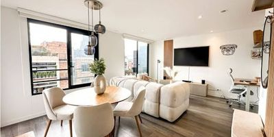 Magnífico apartamento de 85 m en el exclusivo sector de El Virrey. Cuenta con ascensor privado, baño social, zona de lavandería independiente y cocina semiabierta estilo americano con acabados modernos y mesones en mármol. La amplia sala-comedor con balcón brinda excelente iluminación natural. Dispone de dos alcobas, la principal con walk-in closet y baño privado, además de dos parqueaderos y depósito. Edificio contemporáneo con gimnasio, terraza y zona BBQ. ¡Comuníquese con nosotros y programe su visita! CB