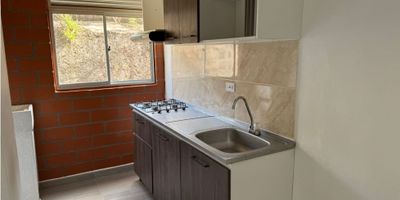Inmueble en arriendo en Cerros de Avellaneda.

El inmueble cuenta con 2 alcobas, 1 baño, cocina integral, sala comedor, balcón y cuarto útil.

La unidad cuenta con piscina, portería y cámaras de seguridad
