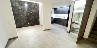 ⸻

 Espectacular casa en venta – Sector La Católica 

Hermosa casa de tres niveles con un área construida de 180 m², ubicada en un sector residencial tranquilo, de alta valorización y desarrollo.

 Características:
	•	Primer nivel: amplia sala comedor con excelente iluminación, terraza, patio, cocina integral con finos acabados, parqueadero espacioso y baño social.
	•	Segundo nivel: habitación principal muy amplia con baño privado y vestier, dos habitaciones auxiliares cada una con clóset, más un baño auxiliar completo.
	•	Tercer nivel: una habitación adicional de gran tamaño, cuarto útil, zona de ropas y una cómoda terraza.

 Ubicación privilegiada: cerca a la Universidad Católica, con fácil acceso a transporte público, zonas comerciales y servicios.

 Valor de venta: $720.000.000