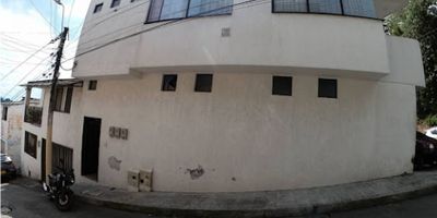 APARTAMENTO UBICADO EN UN SEGUNDO PISO CUENTA CON DOS HABITACIONES, UN CLOSET, ESPACIO PARA SALA COMEDOR, COCINA SENCILLA CON ESTUFA, ZONA DE ROPAS CON LAVADERO, PISOS EN CERÁMICA, GAS NATURAL.
