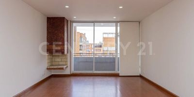 Te extendemos una cordial invitación para descubrir este espacioso y luminoso apartamento disponible para venta, ubicado en la zona de El Contador. Este encantador apartamento ofrece dos amplias habitaciones y dos baños. Su área social es generosa y está adornada con una chimenea y un balcón que aportan un ambiente acogedor. La cocina es de diseño abierto y moderno, y justo al lado se encuentra la zona de lavandería, que se puede independizar según tus necesidades. Además, este apartamento se complementa con dos plazas de aparcamiento en línea y un amplio espacio de almacenamiento, conocido como depósito. El edificio cuenta con comodidades adicionales, como un gimnasio, una sauna y un elegante salón social, que enriquecen tu experiencia de vida.