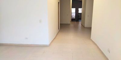 Bodega en arriendo Medellin, de 150 metros cuadrados, ubicada en  tercer piso, en el sector de Manila. Cuenta con dos baños, una gran distribución del espacio y excelente iluminación natural. Ideal para almacenamiento, oficinas y otros usos comerciales. Ubicación estratégica con fácil acceso a vías principales