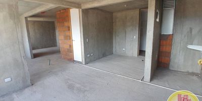 Codigo: 5765. 22° Piso en edificacion de 25 pisos. Acceso al inmueble: Directo a la via, sendero peatonal y ascensor. Inmueble en obra gris. Parqueadero para carro.