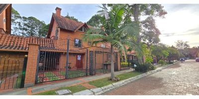 ¡Descubre esta CASA soñada en Rionegro!

Se arrienda hermosa y acogedora casa campestre de 3 niveles en exclusiva unidad cerrada en el municipio de Rionegro, Antioquia, en el sector del centro comercial San Nicolas. Esta propiedad te ofrece:

Primer piso:
1 habitación de servicio
2 baños
Cocina semi integral
Sala
Comedor
Chimenea
Patio de ropas amplio
Garaje lineal cubierto para 2 carros

Segundo Piso:
2 habitaciones
2 baños

Tercer piso:
Habitación principal
1 baño

La unidad cuenta con parqueadero para visitantes, vigilancia las 24 horas, amplias zonas verdes, jardín infantil y un sendero ecológico.

Ubicación privilegiada:
Se encuentra ubicada cerca al centro comercial San Nicolas, Clínica Somer, San Antonio de Pereira a colegios, universidades y facilidad de transporte público. Todo a tu alcance.

No te pierdas esta oportunidad de vivir en un ambiente tranquilo y seguro.
