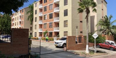 COMODO APARTAMENTO EN BUEN ESTADO, CUENTA CON 3 ALCOBAS, GARAJE, ZONA DE LABORES, TIENE MEZZANINE DE 6.00 METROS. SECTOR RESIDENCIAL