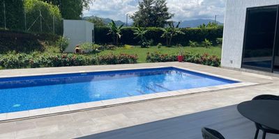 Casa con piscina privada, doble altura, con acabados de lujo, espacios muy generosos. ubicada en Malabar, en conjunto cerrado. Area del lote 2.086M2.