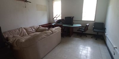 Casa en venta en Barranquilla, sector El Prado. Esta amplia casa ofrece un área de 1096 m², con 1 habitación y 3 baños. Destaca por sus 24 parqueaderos, ideal para diversos usos. Con una antigüedad de 5 años, la propiedad cuenta con vigilancia, brindando mayor tranquilidad. Ubicada en el reconocido barrio El Prado de Barranquilla, estrato 3, ofrece fácil acceso a servicios y vías principales en Atlántico. Para conocer más sobre esta casa en Barranquilla, contáctenos vía WhatsApp, solicite que le contacten o vea los teléfonos disponibles.