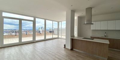 Arriendo apartamento en Chapinero Alto, 160 m² más 60 m² de terraza privada, ideal para un estilo de vida moderno y urbano. Ubicado en piso 7, cuenta con diseño contemporáneo, techos altos y ventanales piso a techo, ventanería termoacústica. Disfruta de la vista panorámica sobre Bogotá y el entorno verde. La zona social integra sala-comedor con cocina abierta tipo barra perfecta para reuniones. Tres habitaciones iluminadas, dos baños completos y baño social. Dos parqueaderos. Edificio con gimnasio, coworking y caldera. Estrato 4, seguridad y excelente conectividad. Oportunidad única para quienes buscan comodidad, diseño y ubicación en el corazón de Chapinero Alto.