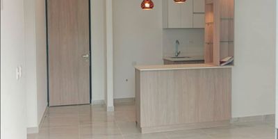 Se ofrece en arriendo moderno apartamento con excelente iluminación natural y balcón para disfrutar de un ambiente fresco y acogedor. Ubicado en zona estratégica, cerca de avenidas principales que facilitan la movilidad y el acceso a diferentes puntos de la ciudad. Cuenta con:
tres (3) alcobas (alcoba principal con baño y vestier) dos (2) closet, sala comedor seguida con balcón, cocina semi-integral, dos (2) baños, zona de ropas, pisos en cerámica y madera flotante, muebles adicionales, persianas y deposito + parqueadero.

Código inmo: 3410 Manizales, Caldas 
