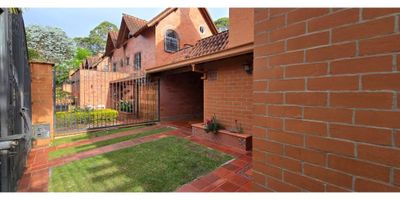 ¡Descubre esta CASA soñada en Rionegro!

Se arrienda hermosa y acogedora casa campestre de 3 niveles en exclusiva unidad cerrada en el municipio de Rionegro, Antioquia, en el sector del centro comercial San Nicolas. Esta propiedad te ofrece:

Primer piso:
1 habitación de servicio
2 baños
Cocina semi integral
Sala
Comedor
Chimenea
Patio de ropas amplio
Garaje lineal cubierto para 2 carros

Segundo Piso:
2 habitaciones
2 baños

Tercer piso:
Habitación principal
1 baño

La unidad cuenta con parqueadero para visitantes, vigilancia las 24 horas, amplias zonas verdes, jardín infantil y un sendero ecológico.

Ubicación privilegiada:
Se encuentra ubicada cerca al centro comercial San Nicolas, Clínica Somer, San Antonio de Pereira a colegios, universidades y facilidad de transporte público. Todo a tu alcance.

No te pierdas esta oportunidad de vivir en un ambiente tranquilo y seguro.
