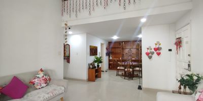 Apartamento en venta en Pinares en unidad cerrada cerca a supermercados de cadena, rutas de transporte público y servicios complementarios de la zona. Cuenta con salacomedor, pisos en cerámica, tres habitaciones con closet, dos baños, cocina integral en mesón de acero, estufa, calentador a gas, área de servicios y zona de ropas. La unidad posee de un parqueadero cubierto, parques infantiles, zonas verdes, circuito cerrado de tv, vigilancia y portería las 24 horas. Inmueble sujeto a verificación de disponibilidad.