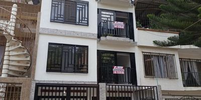 se alquila excelentes apartamentos, remodelados, en edificio de 4 pisos, con parqueadero para motos, iluminados ventilados, consta de: sala comedor, balcon, cocina semi integral, con gabinetes, superiores y inferiores, con estufa pequeña a gas, baño social completo, 3 alcobas con closet, zona de oficios, buena vista, muy fresco, no pega el sol, cerca de colegio, universidades, iglesia, parques, cerca parada del mio, buen transporte,