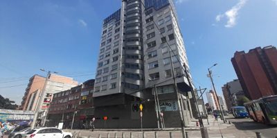 Lindo apartamento con excelente iluminación natural. Cuenta con 2 alcobas, baño privado en la alcoba principal, baño social, sala-comedor en un solo ambiente, estufa y calentador a gas. Pisos en madera y vista exterior.
Incluye 1 garaje. El edificio cuenta con ascensor, zona para niños y vigilancia.
Ubicado cerca de universidades, zonas comerciales y vías principales de fácil acceso.
Ideal para estudiantes, parejas o familias pequeñas.