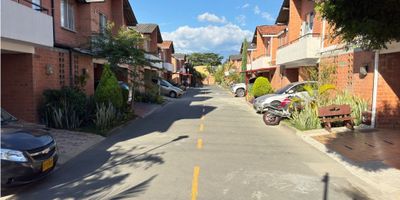 ¡Se vende hermosa casa en conjunto cerrado Palmas de la Hacienda!

Esta encantadora propiedad de dos niveles está ubicada en una excelente zona residencial, segura y cercana a todo lo que necesitas.

? Distribución interior:


 
 Primer nivel: Sala-comedor amplia, cocina semiintegral, zona de oficios, patio de luz y baño social.
 
 
 Segundo nivel: 3 alcobas, la principal con mezanine, las auxiliares con closet, y baño auxiliar.
 


? El conjunto residencial ofrece:


 
 Portería y recepción
 
 
 Piscina
 
 
 Zonas verdes y jardines
 
 
 Zona infantil
 
 
 Vigilancia 24/7
 


? Ubicación privilegiada:
Muy cerca del Centro Comercial Llanogrande Plaza, restaurantes, cine, zonas deportivas, el estadio, y con fácil salida hacia Cali y el aeropuerto.

✨ Ideal para quienes buscan comodidad, seguridad y una excelente ubicación.
? Contáctanos para más información o agendar tu visita
