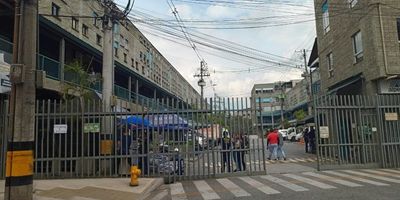 BODEGA EN ARRIENDO UBICADO EN CENTRO MERCANTIL EN LA AVENIDA GUAYABAL, AL FRENTE DE LA ESTACION DEL METROPLUS DE INDUSTRIALES
COMODIDADES:
-1 Salon de 270metros
-2 Baños 
-Cocineta
-Piso en Ceramica
INFORMACION COMERCIALYANI CUERVO, ASESORA COMERCIALPBX:(604) 4480450 OPC 1LINEA DE WHATSAPP:3006747672/3332815649