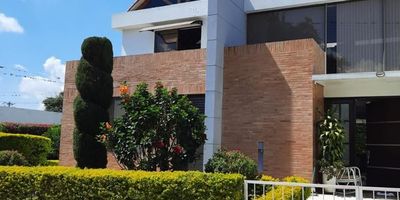 Espectacular casa de 2 niveles con amplios y confortables espacios. Cuenta con 5 alcobas, 4 de ellas con baño privado, además de baño social, cuarto y baño de servicio, estudio y sala de estar. Dispone de sala comedor independiente, cocina con estufa y calentador a gas, pisos en cerámica y una excelente vista exterior. Destacan su terraza amplia, balcón y un jacuzzi con capacidad para 15 personas. Tiene zona para niños y 3 garajes. Ubicada en condominio que ofrece garajes para visitantes, zona infantil, zona BBQ, piscina, gimnasio, salón comunal, cancha de tenis, CCTV y extensas zonas verdes. Con fácil acceso sobre vía principal, con transporte público en la puerta y cerca de sectores comerciales.