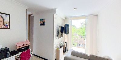 ChatGPT dijo:

Apartamento en venta de 78 m², ubicado en un cuarto piso con acceso por escaleras. Dispone de 3 habitaciones, 2 baños, sala comedor, cocina integral, balcón, zona de lavandería y piso cerámico en todas las áreas. El conjunto ofrece piscina, juegos infantiles y vigilancia privada 24 horas. Excelente ubicación, cerca al centro comercial Premier Limonar, supermercados (La Gran Colombia, Dollarcity, D1 y Ara), colegio Parroquial Divino Salvador, universidad UCC y estación del MIO Caldas, con vías de acceso por la Carrera 69 y la Calle 1aB.