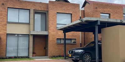 Codigo 19303. Vive la exclusividad y el confort en esta espectacular casa tipo C, de 2 niveles ubicada en Hacienda Fontanar, Conjunto Residencial Nogal, un entorno rodeado de naturaleza, tranquilidad y múltiples beneficios para toda la familia. La propiedad cuenta con un generoso lote de 418.89 m² y una construcción de 224 m² diseñada para brindar amplitud y funcionalidad en cada espacio: hall de entrada, sala y comedor integrados, moderna cocina tipo americana, terraza perfecta para compartir, balcón con vista privilegiada y un amplio jardín que invita al descanso. Dispone de 3 habitaciones, 4 baños, mas alcoba y baño de servicio, parqueadero para 4 vehículos, 2 depositos y pergola con zona BBQ, acabados de excelente calidad que marcan la diferencia.El conjunto ofrece amenidades únicas como salón comunal, parque infantil, canchas de tenis y múltiples, gimnasio, piscina, zonas húmedas, parqueaderos para visitantes y extensas zonas verdes, que complementan un estilo de vida pensado en el bienestar, la recreación y la seguridad.Una oportunidad ideal para quienes buscan invertir en calidad de vida en uno de los sectores más exclusivos de la Sabana.