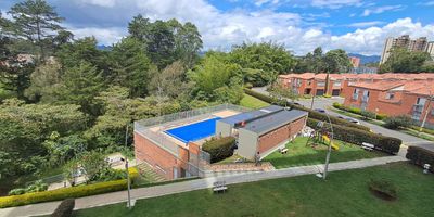 Apartamento en arriendo en Rionegro, Antioquia, ubicado en el barrio San Antonio. Este inmueble ofrece 78 m² con 3 habitaciones y 2 baños, ideal para su comodidad. Cuenta además con 1 parqueadero y seguridad gracias a su vigilancia. Disfrute de una agradable vista en un sector estratégico, con fácil acceso hacia La Ceja. El canon de arriendo es de $2,700,000. Para más información sobre este apartamento en San Antonio, Rionegro, y conocer las opciones de whatsapp, quiero que me contacten o ver teléfonos.