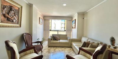 Un apartamento que rompe esquemas en Riomar.  
Aquí no hay ascensor ni lujos de club social: lo que ofrece es sencillez bien hecha, discreción y un espacio donde cada detalle se siente auténtico.

Son 107 m² en tercer piso, con escaleras descansadas, que se piensan distinto: cocina remodelada lista para inspirar, pisos en retal de mármol que suman carácter, y tres habitaciones que encuentran equilibrio entre lo privado y lo compartido. La principal tiene su propio baño; las otras dos comparten un cómodo baño de pasillo. Cocina remodelada, cuarto-baño de servicio y un parqueadero por asignación.

No hay balcón ni vistas a la calle, y eso es precisamente lo que le da su aire reservado: un refugio urbano dentro de un edificio tradicional de 4 pisos y apenas 15 apartamentos. Portería 24/7, y como plus, el Parque de la Electrificadora a tan solo una cuadra.