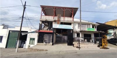 Se Renta Bodega en Zona Industrial y Comercial
Precio: $5,600,000 MXN

Ubicada en una de las zonas industriales más estratégicas, esta bodega en obra negra ofrece una gran oportunidad para adaptarse a las necesidades específicas de tu empresa. Con 450 m² de área construida distribuidos en dos niveles, es ideal para diversos giros comerciales e industriales como bodegas de alimentos, repuestos, colchonerías, fábricas, entre otros.

Características:


 
 Terreno: 280 m²
 
 
 Área construida: 450 m² (2 niveles)
 
 
 Área privada: 450 m²
 
 
 Nivel disponible: 2º y 3º piso, con amplias vistas panorámicas del paisaje cultural cafetera y la cordillera.
 
 
 Ubicación: En una zona industrial y comercial de alto flujo, ideal para actividades productivas y logísticas.
 


Detalles adicionales:

La bodega se encuentra en obra negra, lo que permite que sea terminada conforme a las especificaciones y necesidades del futuro arrendador. ¡Puedes adaptarla a la medida de tu empresa!

Este inmueble es perfecto para empresas que requieran grandes espacios de almacenamiento, talleres, o instalaciones de producción. La ubicación en una zona de alto desarrollo industrial te ofrece un acceso rápido a las principales rutas comerciales.

¡No pierdas la oportunidad de establecer tu negocio en un espacio flexible, bien ubicado y con gran potencial de crecimiento!

CONTACTAME 3187944789
