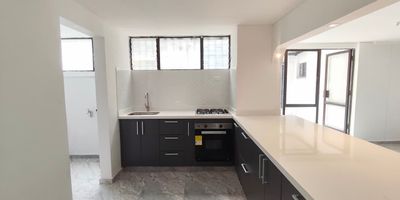 Hermoso apartamento recién remodelado de 128 m² ubicado en el exclusivo sector de Los Alpes. Consta de una sala comedor súper amplia con excelente iluminación natural, cocina integral completamente nueva, zona de ropas independiente y cuarto de servicio con baño privado. Dispone de tres habitaciones amplias, siendo la principal con baño, para un total de tres baños en el apartamento. Además, cuenta con un antejardín amplio y parqueadero cubierto, brindando comodidad y funcionalidad en cada espacio.