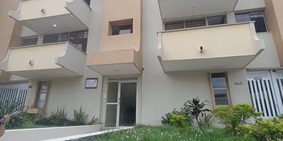 Apartamento en Ciudad Jardín – Estrato 4
Con una ubicación estratégica, diagonal al Parque Sagrado Corazón, este apartamento es la opción ideal si buscas amplitud, frescura y economía.

Con 100 metros cuadrados,  para remodelar a tu gusto y tener  el confort para toda la familia. Cuenta con un balcón amplio que te permitirá disfrutar del aire fresco y de una excelente ventilación natural.

Este apartamento en Ciudad Jardín combina la tranquilidad de un sector residencial con la cercanía a todo lo que necesitas: vías principales, comercio, zonas verdes y servicios.


---