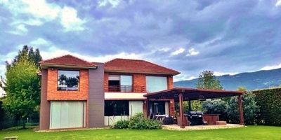 VENDO ESPECTACULAR  CASA EN CONJUNTO RESIDENCIAL SAN JACINTO - AUTOPISTA NORTE KILOMETRO 19 -  HALL DE ENTRADA, SALAS Y COMEDOR INDEPENDIENTE CON CHIMENEA, SALA AUXILIAR, TERRAZA CUBIERTA CON BBQ Y JARDÍN INTERIOR MUY AMPLIO, ESTAR DE TV CON BALCÓN, CINCO ALCOBAS - LA PRINCIPAL CON JACUZZI - TRES ALCOBAS CON BAÑO PRIVADO - . EN EL PRIMER PISO ALCOBA DE HUESPEDES CON BAÑO. ALCOBA Y BAÑO DE SERVICIO. ESPACIO PARA PARQUEAR SIETE CARROS. 

CONJUNTO CON CLUB SOCIAL, CANCHA DE TENIS, CAMPO DE GOLF - 18 HOYOS - RESTAURANTE, BAR, SENDEROS ARBORIZADOS , CANCHA DE FUTBOL, PISCINA, SALÓN SOCIAL, GIMNASIO, PARQUE INFANTIL. 110 CASAS.