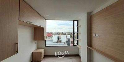 [ARR] ID HOUM: 159593

Entérate de todos los beneficios al arrendar con nosotros:
    • Asistencia e intermediación con el propietario
    • Firma tu contrato online
    • Arrienda sin burocracia, sin papeleos ni notarías

Departamento en arriendo, ubicado en el barrio La Castellana, con una superficie construida de 26.00 m² y superficie total de 26.00  m². 

Sus principales características son:

    • No amoblado
    • 1 dormitorio
    • 1 baño
    • No Admite mascotas
    • Año de construcción: 2025
            
Además, el inmueble cuenta con las siguientes amenidades:

    • Salón de eventos
    • Ascensor
    • Gimnasio
    • Lavandería
    • Zona de asadores

Si arriendas con nosotros, te brindamos asesoría personalizada durante todo el proceso.

Requisitos para arrendar con nosotros:

    • Arrienda sin codeudor*, fácil, rápido y seguro
    • Demuestra un ingreso mensual neto de al menos 2.5 veces el valor del arriendo (los ingresos mensuales se pueden complementar por las personas que vivirán en este inmueble)
    • Completa tu información básica y mándanos tus extractos bancarios o documentos que demuestren tus ingresos
    • No debes tener reportes negativos en centrales de crédito
        

IMPORTANTE:

    • Te invitamos a agendar una visita a esta propiedad
    • Si tienes alguna duda por favor puedes solicitar más información desde los portales como también contactarte directamente con nosotros
    
Más que una inmobiliaria, somos Houm.
*Aplican T&C