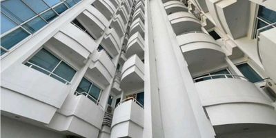 Apartamento en Arriendo – El Porvenir, Barranquilla

 

Apartamento amplio de 118 m² ubicado en el barrio El Porvenir, con excelente distribución y espacios confortables.

 

Características del inmueble:

 

Área: 118 m²

 

3 habitaciones

 

3 baños

 

Estudio

 

Sala-comedor amplia

 

Balcón

 

Cocina integral

 

1 parqueadero asignado

 

 

Ubicación:

Sector residencial de alta valorización, cerca de parques, centros comerciales, universidades y vías principales de fácil acceso.

 

Contacto WhatsApp: 3507049400
