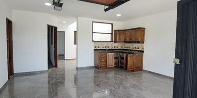 Casa ubicada en el Carmen de Viboral, zona muy tranquila y residencial, cerca a supermercados y tiendas, a seis minutos del hospital, y a cinco minutos del parque principal, con excelente iluminación natural y acabados modernos.