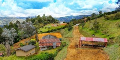 Hermosa casa campestre en venta, ubicada en estratégico sector de la Vereda Piedras Blancas Guarne con alta proyección de valorización. 

Topografía plana con pequeña zona ondulada, con explanación, acceso a agua veredal gratuita, arboles frutales, quebrada, circuito de cámaras sobre vía, construcción restaurada hace menos de 2 años. Ingreso por autopista Medellín Bogotá, 10 minutos  pavimentado y 7 minutos en destapada en excelente estado.