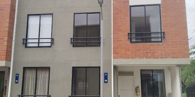 Jamundí. Alquilo  casa esquinera para estrenar, de tres niveles en el conjunto residencial VERONA. Proyecto nuevo de la constructora Solanillas, en zona de alta valorización, cerca al centro comercial Alfaguara, a la Avenida cañas gordas, universidades y colegios de la zona. Primer piso: Sala, comedor, sala de televisión con mueble empotrado, cocina integral abierta estilo americano, patio con zona de oficios y bodega, baño social. Segundo piso: Dos habitaciones auxiliares , una con closet y la otra con vestier; baño de entre alcobas. Tercer piso: Habitación principal con baño y vestier, espacio para sala de televisión o estudio. Parqueadero para un vehículo. La unidad cuenta con vigilancia veinticuatro horas, piscina para niños y adultos, jacuzzi, juegos infantiles, salón de juegos, salón social, cancha múltiple y sendero.