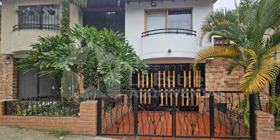 Casa en Venta – Villas de Alcántara, La Estrella
Esta casa unifamiliar es la opción ideal para quienes buscan un hogar amplio, moderno y con excelentes acabados en un sector tranquilo y residencial de La Estrella. Ubicada en Villas de Alcántara, ofrece comodidad y una excelente distribución, pensada para el bienestar de toda la familia.Con 114 m² de área construida, la propiedad cuenta con 3 alcobas con clósets, 3 baños, un cómodo salón comedor, cocina integral con estufa y red de gas, zona de ropas independiente, balcón y parqueadero privado.Su diseño con acabados modernos y funcionales garantiza un espacio acogedor y práctico, perfecto para disfrutar en familia. Clasificada en estrato 3, es una gran oportunidad de inversión en un sector de constante valorización.
COD 8455