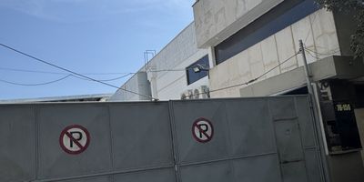 Se arrienda bodega en Barranquilla, Atlántico, en el barrio BATALLON INFANTERIA. Esta amplia bodega de 1585 m² de área construida y privada ofrece un espacio funcional, ideal para operaciones logísticas o de almacenamiento en la ciudad. Cuenta con 1 baño y dispone de vigilancia, brindando seguridad para su negocio. Con una antigüedad de 5 años y ubicada en estrato 4. El canon de arriendo es de $29,520,000, más una administración aproximada de $3,407,750. Para más información o programar una visita, puede contactarnos por WhatsApp o consultar las opciones de contacto disponibles.