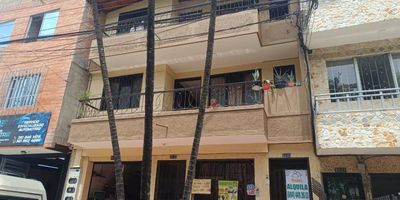 ¡Encuentra tu nuevo hogar! 
Ubicado en el barrio Itagüí Santamaria , estamos ofreciendo este acogedor apartamento de 35 m2 con todo lo necesario para sentirte como en casa. 
Sus 2 habitaciones con closet te brindarán privacidad y comodidad. Su cocina integral moderna, te permitirá preparar deliciosos platos.
Disfruta de la luz natural y ventilación en su sala comedor con pisos en cerámica, ideales para reunirte con amigos y familia.
Ubícate a pasos del transporte público y colegios de la zona.