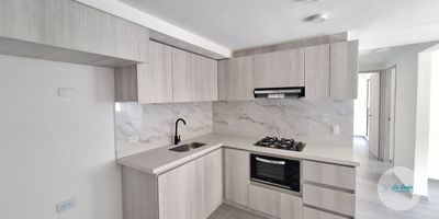 Se arrienda apartamento en Rionegro, ubicado en el piso 3 de la unidad  Bosque Robledal. Cuenta con un área de 54 ², distribuido en 2 alcobas con closet, 2 baños, sala comedor, cocina integral, zona de ropas y balcón con excelente vista. El apartamento tiene pisos en cerámica, calentador de agua, parqueadero, zona de ropas. La unidad es cerrada y cuenta con comodidades como ascensor, cancha de basquetball y zonas verdes. Esta unidad la encuentras al frente del club macarena. El sector cuenta con acceso pavimentado, seguridad y transporte publico cercano. Ideal para quienes buscan comodidad, seguridad y fácil acceso.¡Llámame y te daré mas informacion!