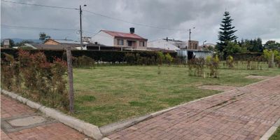 Venta de Lotes en Chía – ¡Gran Oportunidad! ✨?
? 8 lotes de 200 m²
? Precio: $350.000.000 COP
? Con facilidades de pago
⚡ Urbanizados y con servicios ya instalados (agua, luz y alcantarillado).
? Opciones de construcción:
? Casa de 100 m² en 2 niveles
? Casa de 130 m² en 3 niveles
? Ubicación privilegiada:
A solo 7 minutos del C.C. Fontanar ?️, en zona de alta valorización con acceso a colegios, comercio y transporte.
✨ Beneficios:
✅ Listos para construir
✅ Gran plusvalía garantizada ?
✅ Flexibilidad en diseño y acabados 
