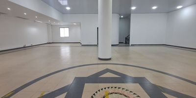 Buscas edificio o local amplio en Pereira? Tenemos esta excelente opcion Disponible Se arrienda edificio de 1.100metros cuadrados ubicado sobre una de las avenidas mas importantes de Pereira, con excelente visibilidad y facil acceso. Ideal para instituciones, empresas o centros medicos. Cuenta con 200m de parqueadero privado, lo que brinda comodidad a clientes y empleados. Espacios amplios y versatiles, aptos para adecuaciones segun necesidad. Zona de alto flujo vehicular y cercania a puntos clave de la ciudad. No esperes mas comunicate con nosotros.