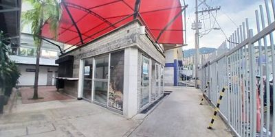 Se arrienda excelente local comercial ubicado en el Centro Comercial Platino, en pleno corazón del Centro de la Moda en Itagí, zona altamente transitada y reconocida por su actividad comercial constante.El local cuenta con20 m en primer piso, ideal para cocina, atención al público y exhibición.30 m de terraza privada en el segundo nivel, equipada con carpa tipo toldo, perfecta para mesas al aire libre o ampliación del servicio de restaurante.Espacio ideal para restaurante, cafetería o concepto gastronómico, dentro de un entorno con alta afluencia de compradores, comerciantes y visitantes todos los días.Excelente visibilidad, fácil acceso y ubicación estratégica dentro del centro comercial.Aprovecha esta oportunidad para establecer tu negocio en una de las zonas más dinámicas de Itagí.¡Tu restaurante puede ser el nuevo punto de encuentro en el Centro de la Moda!